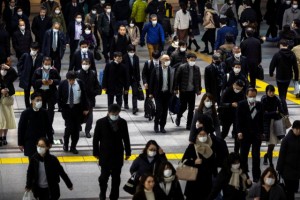 People wearing protective face masks, following an outbreak of the coronavirus, are seen at the Shinagawa station in Tokyo, Japan, February 28, 2020. REUTERS/Athit Perawongmetha