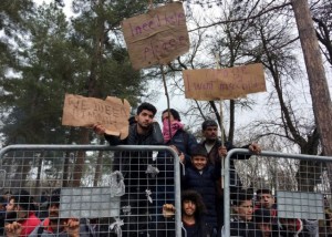 Migrants wait on the no man's land between Turkey and Greece, at Turkey's Pazarkule border crossing with Greece's Kastanies, near Edirne, Turkey, March 5, 2020. REUTERS/Huseyin Aldemir