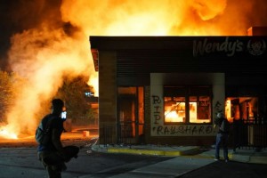 A Wendy’s burns following a rally against racial inequality and the police shooting death of Rayshard Brooks, in Atlanta, Georgia, U.S. June 13, 2020. REUTERS/Elijah Nouvelage