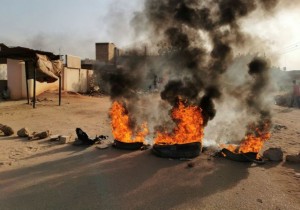A road barricade is set on fire during what the information ministry calls a military coup in Khartoum, Sudan, October 25, 2021. REUTERS/El Tayeb Siddig
