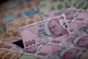Turkish lira banknotes are seen in this illustration taken in Istanbul, Turkey November 23, 2021. REUTERS/Murad Sezer/Illustration