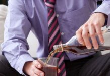 «Ο εγκέφαλος σαπίζει» : Ψυχίατρος αποκαλύπτει πώς το αλκοόλ καταστρέφει τον νου