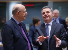 Ο Μάκης Κεραυνός προεδρεύων του Eurogroup μετά την παραίτηση Ντόνοχιου