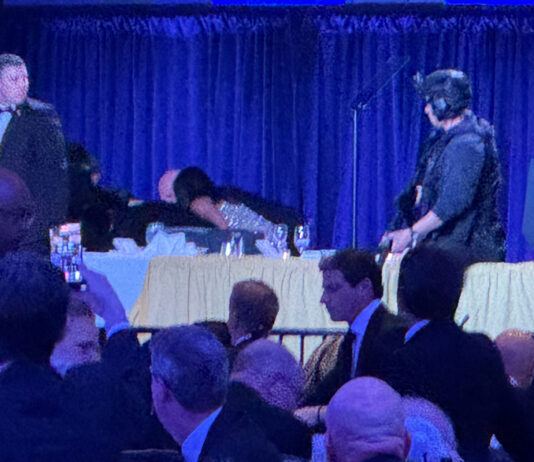 Τρόμος και χάος στο δείπνο των ανταποκριτών του Λευκού Οίκου – Έπεσαν πυροβολισμοί – Απομακρύνθηκε με ασφάλεια ο Τραμπ