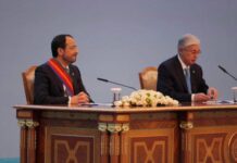 Το παράσημο «Τάγμα της Φιλίας» στον Πρόεδρο από τον Πρόεδρο του Καζακστάν