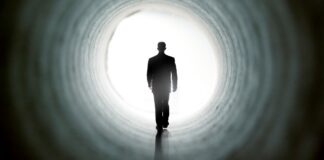 ΗΠΑ: Γιατρός που πέθανε και «επέστρεψε» αποκαλύπτει τι είδε – «Άκουγα ουρλιαχτά πόνου»