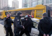 Ουκρανία : Διαμαρτυρίες για τις βίαιες στρατολογήσεις – Διαδηλωτές διέλυσαν λεωφορείο στρατολόγων και έβαλαν φωτιά