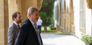 Η ΕΕ έτοιμη να συνδράμει στην επανένωση της Κύπρου, δηλώνει ο Γιοχάνες Χαν