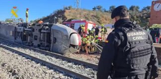 Ισπανία: Με γερανούς απομακρύνουν τα συντρίμμια των τρένων