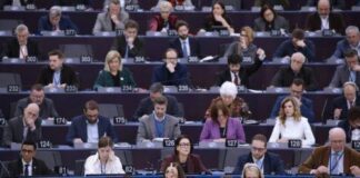 Ευρωκοινοβούλιο: Kαθυστερεί το ξεπάγωμα της έγκρισης της συμφωνίας ΕΕ-ΗΠΑ