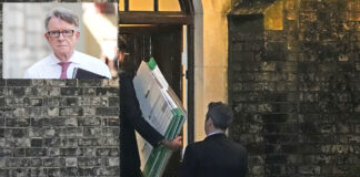 Σκάνδαλο Έπσταϊν: Πολιτικός «σεισμός» στη Βρετανία – Έφοδος της Αστυνομίας σε σπίτια του Μάντελσον