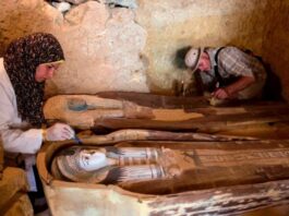 Σοκαρισμένοι οι αρχαιολόγοι : Σαρκοφάγος αποκάλυψε μούμια 4.000 ετών καλυμμένη με χρυσό