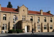 Χειροκροτήματα και αγκαλιές μετά την αθώωση Συλλούρη–Τζιοβάνη