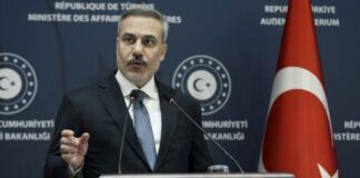 Ο Τούρκος Υπουργός Εξωτερικών, Χακάν Φιντάν, χαρακτήρισε «εξαιρετικά λανθασμένη στρατηγική» το γεγονός ότι το Ιράν «βομβάρδισε» χώρες του Κόλπου, αναφέροντας ότι αρκετές από αυτές «δούλεψαν πολύ» για να μη ξεσπάσει πόλεμος. Μιλώντας στο κρατικό κανάλι TRT Haber, ο Χακάν Φιντάν είπε ότι, εφόσον τα κράτη που δέχθηκαν επιθέσεις κάνουν χρήση του «δικαιώματος απάντησης», υπάρχει εκτίμηση πως «το μέτωπο του πολέμου μπορεί να διευρυνθεί αμφίπλευρα», κάτι που, όπως είπε, συνιστά σοβαρό πεδίο κινδύνου για την Τουρκία. Στο ίδιο πλαίσιο, υποστήριξε ότι δεν πλήττονται μόνο αμερικανικές βάσεις, αλλά και «ενεργειακές υποδομές» και «ορισμένες πολιτικές εγκαταστάσεις», εξέλιξη που, κατά τον ίδιο, αυξάνει τον κίνδυνο περαιτέρω κλιμάκωσης. Ο Τούρκος Υπουργός Εξωτερικών ανέφερε επίσης ότι «η νέα ηγεσία» στο Ιράν θα μπορούσε να αποτελέσει «ευκαιρία» για να σταματήσει ο πόλεμος. Ο Χακάν Φιντάν είπε ότι στην Άγκυρα γίνονται διαρκείς διακλαδικές συσκέψεις, με συμμετοχή αρμόδιων φορέων ασφαλείας, και ότι ο Τούρκος Πρόεδρος ενημερώνεται «σχεδόν σε ωριαία βάση». Παράλληλα, έκανε αναφορά σε σενάρια μεταναστευτικών ροών και τόνισε ότι η ασφάλεια των συνόρων είναι «σε καλή κατάσταση», παραπέμποντας και στα μέτρα που ελήφθησαν τα τελευταία χρόνια στα σύνορα με το Ιράν.
