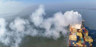 Τρία πλοία επλήγησαν από βλήματα στα Στενά του Ορμούζ