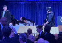 Τρόμος και χάος στο δείπνο των ανταποκριτών του Λευκού Οίκου – Έπεσαν πυροβολισμοί – Απομακρύνθηκε με ασφάλεια ο Τραμπ