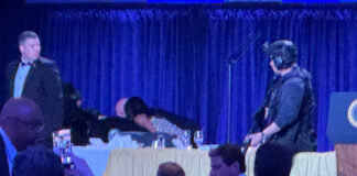 Τρόμος και χάος στο δείπνο των ανταποκριτών του Λευκού Οίκου – Έπεσαν πυροβολισμοί – Απομακρύνθηκε με ασφάλεια ο Τραμπ