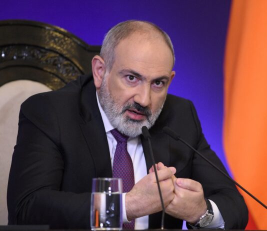 Ο N.Πασινιάν έχασε την ψυχραιμία του κατά τη διάρκεια προεκλογικής συγκέντρωσης και φώναζε σε γυναίκα!