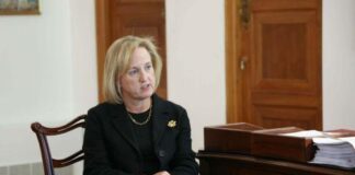 Κόμπος: Καθοριστική η θητεία της Αμερικανίδας Πρέσβειρας Τζ. Ντέιβις στην Κύπρο