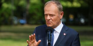 Ο Tουσκ κατηγορεί τον Nαβρόσκι για διπλωματικό ολίσθημα