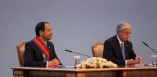 Το παράσημο «Τάγμα της Φιλίας» στον Πρόεδρο από τον Πρόεδρο του Καζακστάν