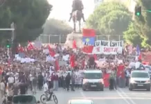 Κλιμακώνονται οι μαζικές διαδηλώσεις στην Αλβανία κατά πολυτελούς θερέτρου