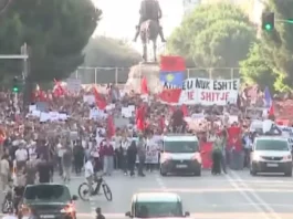 Κλιμακώνονται οι μαζικές διαδηλώσεις στην Αλβανία κατά πολυτελούς θερέτρου