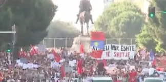 Κλιμακώνονται οι μαζικές διαδηλώσεις στην Αλβανία κατά πολυτελούς θερέτρου