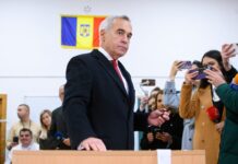 Ρουμανία: Πανηγυρισμοί έξω από το δικαστήριο μετά την απόφαση για τον Καλίν Γκεοργκέσκου