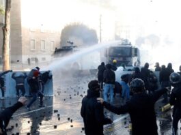 Τίρανα: Διαδηλωτές απαντούν όχι στην έκκληση Ράμα για διάλογο